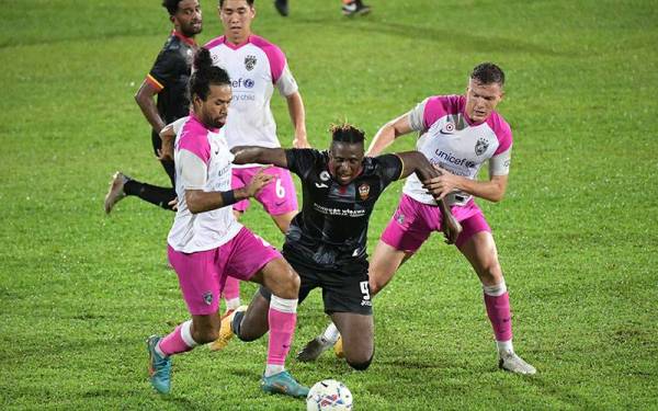 Penyerang Sarawak United, Kouassi Francis Kone diasak para pemain JDT dalam saingan Liga Premier di Stadium Negeri, Kuching pada Rabu.