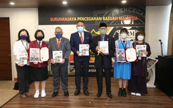 Dari kiri, Doreen, Gracelyn, Norazlan, Ahmad Khusairi, Abu Zahar, Si Ying dan Lim Siew Lan bergambar pada majlis penyerahan buku Laporan Tahunan SPRM 2021 kepada panel LPPR di Putrajaya
pada Selasa.