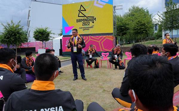 Menteri Belia dan Sukan Datuk Seri Ahmad Faisal Azumu memberi kata-kata semangat kepada para atlet yang akan menyertai Sukan Komanwel Birmingham di Perkampungan Sukan di Universiti of Warwick. - Foto Bernama.