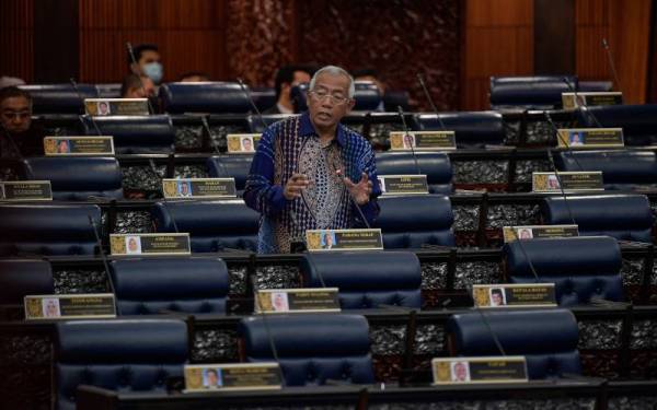 Mahdzir bercakap pada Mesyuarat Kedua Penggal Kelima Parlimen ke-14 bagi Dewan Rakyat di Bangunan Parlimen pada Khamis. - Foto Bernama