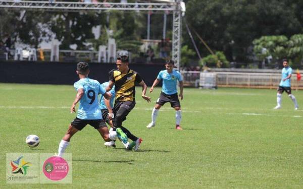 Aksi skuad bola sepak Malaysia ketika menentang Myanmar pada perlawanan pembukaan di Sukan Universiti ASEAN (AUG) 2022 di Stadium Universiti Ubon Ratchathani pada Rabu.