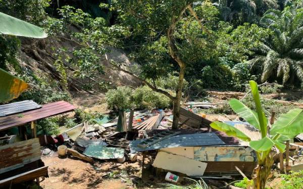 Keadaan rumah yang didiami Botong musnah akibat ditimbus tanah runtuh.