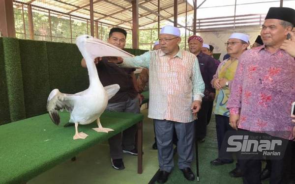 Ahmad (dua dari kiri) melawat Mini Zoo Kuala Krai pada Khamis.