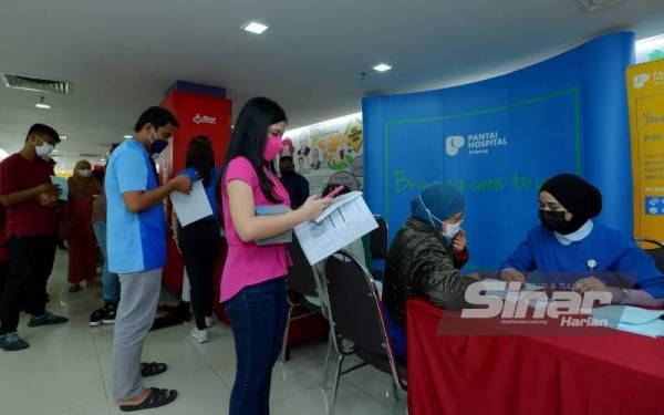 Warga kerja Kumpulan Karangkraf sedang beratur bagi mendapatkan pemeriksaan kesihatan percuma di bangunan Kumpulan Karangkraf pada Khamis.- Foto Sinar Harian/ MOHD HALIM ABDUL WAHID