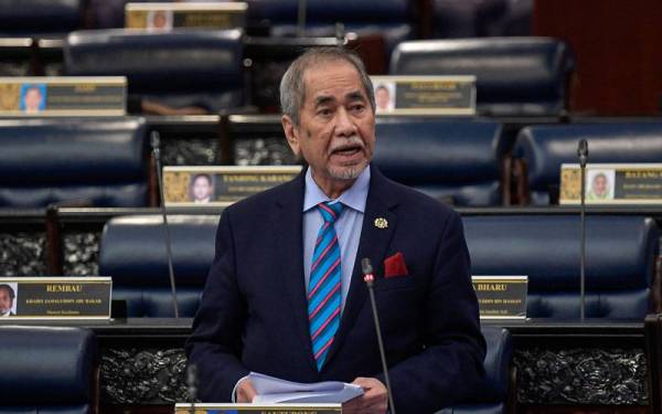 Wan Junaidi bercakap pada Mesyuarat Kedua Penggal Kelima Parlimen ke-14 bagi Dewan Rakyat ketika berlangsung di Parlimen pada Khamis. - Foto Bernama