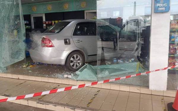 Seorang lelaki dipercayai tertekan pedal minyak menyebabkan kereta yang dipandunya terbabas sebelum merempuh kedai serbaneka di sebuah stesen minyak di sini. - Foto PDRM