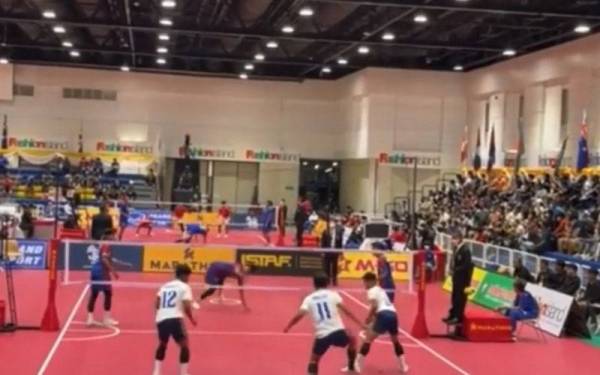 Antara aksi menarik Malaysia menentang Indonesia dalam saingan Kumpulan B Divisyen Premier acara beregu berpasukan lelaki di Kejohanan Sepak Takraw Dunia Piala Raja Thai.