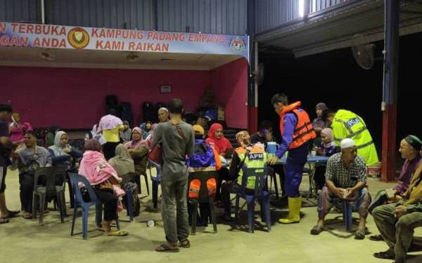 Mangsa terjejas banjir dipindahkan ke PPS Dewan Haji Hassan Samah, Kupang Baling yang dibuka pada jam 9 malam Khamis. - Foto APM