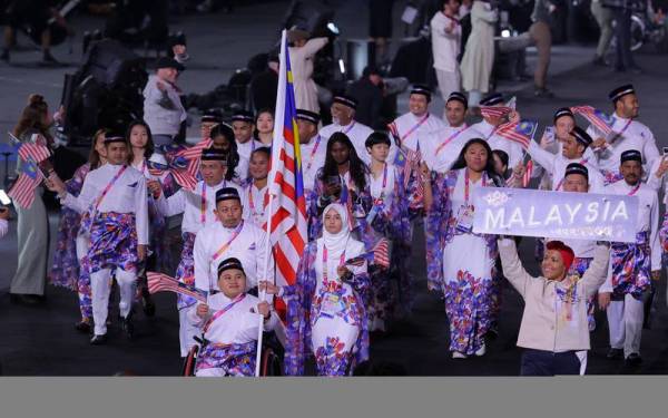 Aifa bersama Bonnie membawa Jalur Gemilang bagi kontinjen Malaysia pada Majlis Perasmian Sukan Komanwel Birmingham 2022 di Stadium Alexander pada Khamis. -Foto Bernama