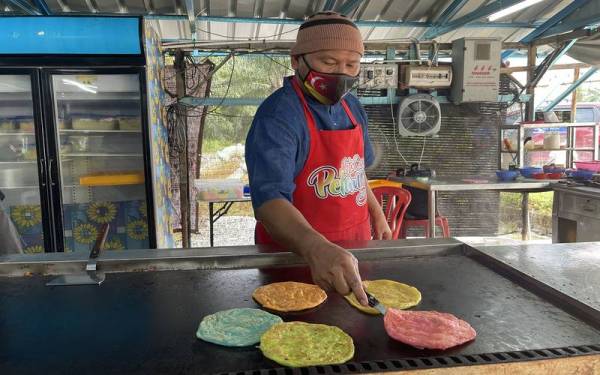 Dimyati Tualo, 61, kelihatan sibuk menyiapkan tempahan pelanggannya ketika ditemui Bernama di warungnya di Kampung Sungai Yu, Kuala Selangor. - Foto Bernama 