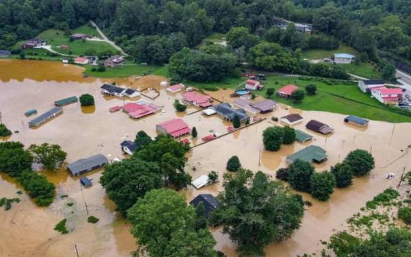 Banjir kilat melanda kawasan Jackson, Kentucky akibat hujan lebat pada Khamis. - Foto AFP