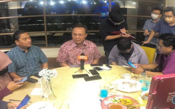 Hasni ketika sidang akhbar selepas Majlis BBQ Santai Kelab Media Johor (KMJ) bersama Pengerusi Barisan Nasional Johor, Datuk Hasni Mohammad di Grand Almizan Restaurant, M Suites Hotel pada malam Khamis.