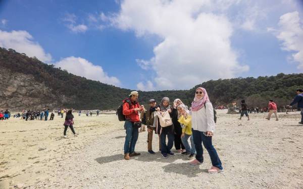 Pelancong di Kawah Putih di Bandung. - Foto 123RF