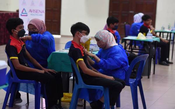 Jururawat Avisena Women's & Children's Specialist Hospital memberikan suntikan vaksin influenza kepada pelajar di Sekolah Sultan Alam Shah, Presint 1, Putrajaya pada Jumaat. - Foto Bernama
Avisena Health Care Sdn Bhd (Avisena) hari ini memberikan vaksin influenza kepada kira-kira 560 warga Sekolah Alam Shah (SAS) di sini melalui Program Outreach Vaksinasi Influenza sebagai salah satu usaha mengekang penularan jangkitan virus influeza di sekolah berasrama penuh itu.
--fotoBERNAMA (2022) HAK CIPTA TERPELIHARA *** Local Caption ***
SIDANG MEDIA PERKEMBANGAN TERKINI JANGKITAN 2019-nCoV OLEH YB MENTERI KESIHATAN, DATUK SERI DR DZULKEFLY AHMAD
ID: BN202002115413