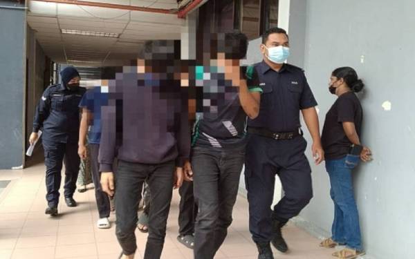 Empat tertuduh dihadapkan ke Mahkamah Sesyen Ipoh pada Jumaat atas tuduhan merogol remaja perempuan bawah umur.