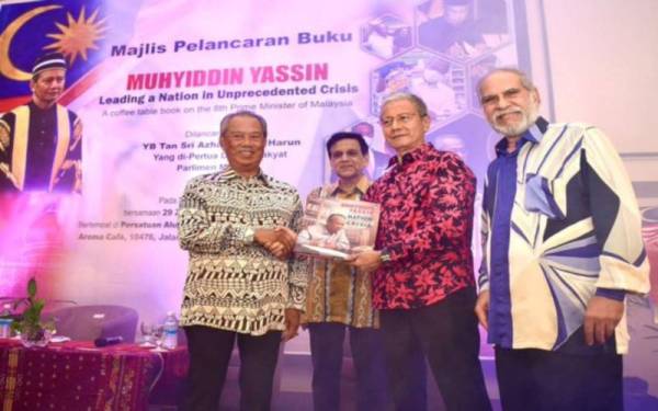 Detik mencabar Tan Sri Muhyiddin Yassin tangani pandemik dibukukan. - Foto Bernama