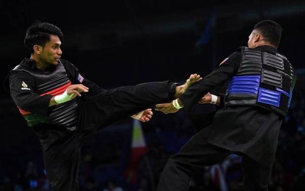 Al Jufferi (kiri) ketika beraksi menentang Alvin T Campos dalam aksi suku akhir kategori Tanding Kelas F Kejuaraan Pencak Silat Dunia di Pusat Dagangan Antarabangsa Melaka dekat Ayer Keroh pada Jumaat. Foto Bernama