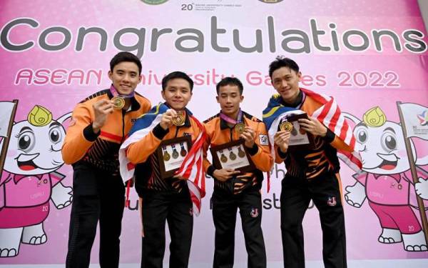 Kuartet 4x200 meter gaya bebas lelaki negara bergambar bersama pingat emas yang dimenangi mereka di temasya AUG 2022