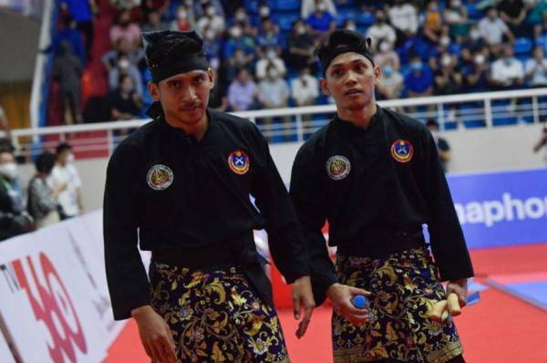 Sazzlan (kanan) bersama gandingannya Muhammad Taqiyuddin meraih emas pertama untuk Malaysia menerusi acara seni ganda lelaki. - Foto Bernama