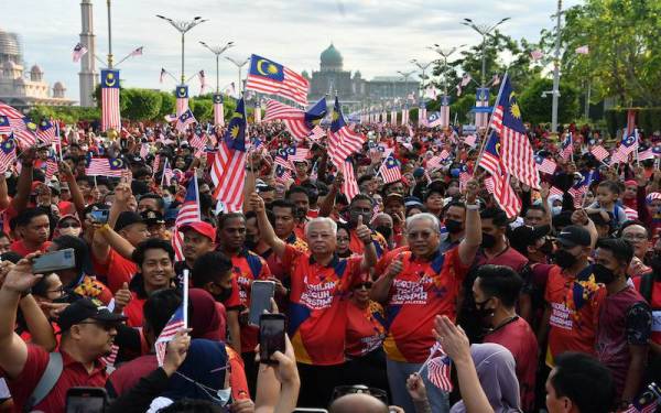 Ismail Sabri berjalan secara santai bersama lebih 10,000 orang peserta Berjalan Teguh Bersama sejauh 2.7 kilometer dari Dataran Putra ke Istana Kehakiman diikuti Majlis Pelancaran Bulan Kebangsaan dan Kibar Jalur Gemilang 2022 di Dataran Putrajaya pada Sabtu. - Foto Bernama