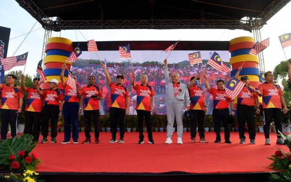 Ismail Sabri mengibarkan Jalur Gemilang pada Program &#039;Berjalan Teguh Bersama&#039; sempena majlis Pelancaran Bulan Kebangsaan dan Kibar Jalur Gemilang 2022 di Dataran Putra pada Sabtu. - Foto Bernama