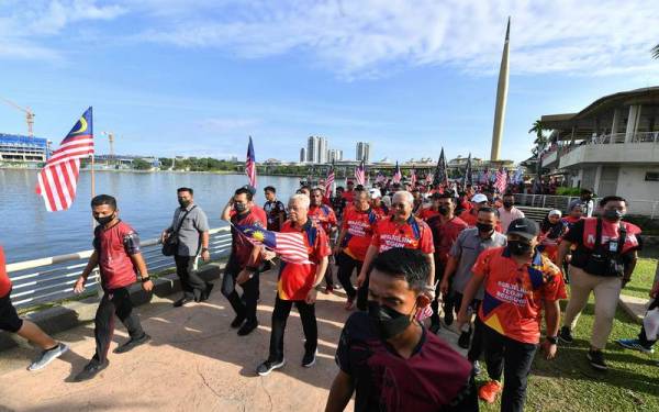 Ismail Sabri berjalan secara santai bersama lebih 10,000 orang peserta sempena program Berjalan Teguh Bersama sejauh 2.7 kilometer dari Dataran Putra ke Istana Kehakiman. - Foto Bernama