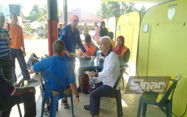 Penduduk Kampung Padang Empang sebelum ini ditempatkan di PPS Dewan Terbuka Kampung Padang Empang,Baling dekat sini, selepas kediaman mereka dinaiki air pada Khamis.