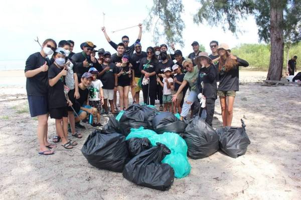 Kakitangan Google Malaysia dan MPKL berjaya mengutip 137 kg sampah di Pantai Kelanang.