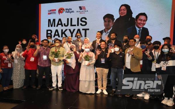 Syed Saddiq dan Amira Aisya (tengah) bersama peserta program Majlis Rakyat anjuran Pusat Khidmat DUN Puteri Wangsa di Mount Austin, Johor Bahru pada Sabtu.