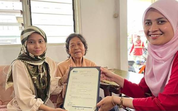 Rohana (kiri) menerima tawaran mengikuti pengajian Diploma Sains Komputer daripada Universiti Teknikal Malaysia Melaka (UTeM) pada Sabtu. - Foto Bernama