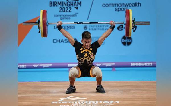 Aksi atlet angkat berat negara Mohamad Aniq Kasdan dalam kategori 55kg pada Sukan Komanwel Birmingham 2022 di Dewan NTC 1 pada Sabtu.- Foto Bernama