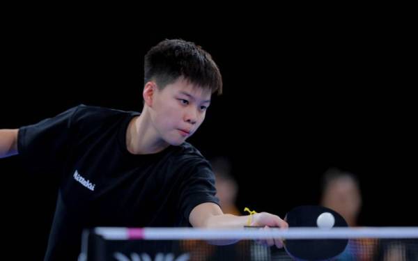 Pemain perseorangan ping pong negara Karen Lyne membalas hantaran lawannya dari Mauritius, Nandeshwaree Jalim dalam acara Ping Pong Berkumpulan Wanita sempena Sukan Komanwel Birmingham 2022 di National Exhibition Centre pada Sabtu. - Foto Bernama