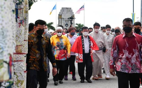 Ketua Menteri Pulau Pinang Chow Kon Yeow (tengah) mengiringi Yang Dipertua Negeri Pulau Pinang Tun Ahmad Fuzi Abdul Razak (dua, kiri) pada Penang Bon Odori Festival 2022, pada Sabtu. Hadir sama Duta Besar Jepun ke Malaysia Takahashi Katsuhiko (tiga, kanan). - Foto Bernama
