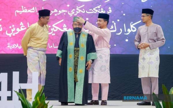 Tokoh Maal Hijrah Johor Datuk Amir Danuri menerima anugerah pada Majlis Sambutan Maal Hijrah Peringkat Negeri Johor, pada Sabtu. - Foto Bernama