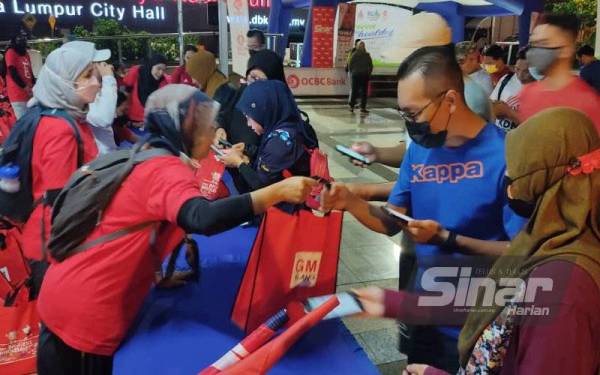 Proses pendaftaran peserta Fun Walk Sinar Harian 16 berjalan lancar di kesemua lima kaunter di Dataran DBKL di sini pada Ahad.