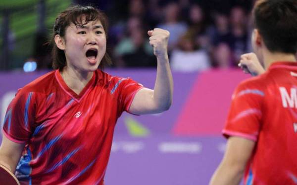 Li Sian dan Karen Lyne meraikan kejayaan selepas menewaskan lawannya dari India dalam acara ping pong Berkumpulan Wanita peringkat suku akhir. - Foto Bernama