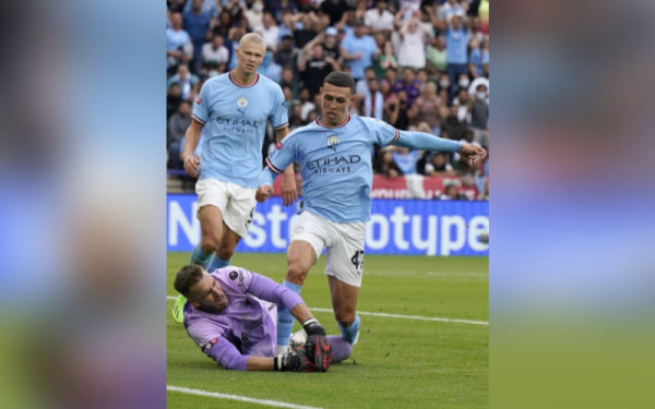 Penyerang City, Phil Foden cuba melepasi halangan penjaga gol Liverpool, Adrian, pada aksi Perisai Komuniti di Stadium King Power, pada Ahad. - Foto EPA