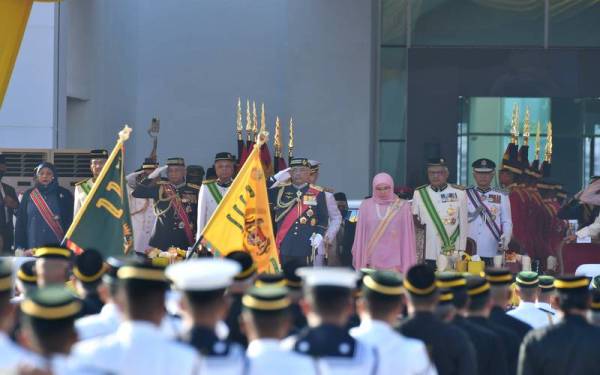 Yang di-Pertuan Agong Al-Sultan Abdullah Ri&#039;ayatuddin Al-Mustafa Billah Shah dan Raja Permaisuri Agong Tunku Hajah Azizah Aminah Maimunah Iskandariah berkenan berangkat ke Istiadat Perbarisan sempena Sambutan Hari Pahlawan 2022 di Dataran Pahlawan Negara, pada Ahad. Turut sama, Perdana Menteri, Datuk Seri Ismail Sabri Yaakob. - Foto Bernama