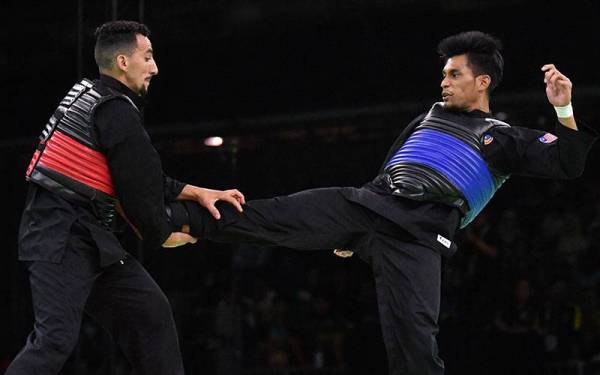 Jaguh silat negara, Mohd Al Jufferi Jamari (kanan) ketika beraksi menentang pesilat dari Algeria Zetout Abdelmalek pada perlawanan peringkat separuh akhir kategori Tanding di Kejuaraan Pencak Silat Dunia Ke-19 di Pusat Dagangan Antarabangsa Melaka dekat Ayer keroh, pada Sabtu. - Foto Bernama