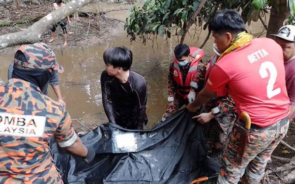 Pasukan bomba mengangkat mayat mangsa yang dibaham buaya di sebuah anak Sungai Kinabatangan di Kampung Tanjung Bulat Sinar Jaya, Kinabatangan.