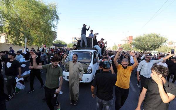 Penyokong ulama terkenal Syiah Muqtada al-Sadr menuju ke Zon Hijau yang berkubu kuat di Baghdad, Iraq. - Foto Xinhua