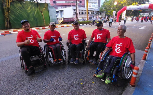 Mohd Radzi (kiri) dan Wan Effendi (dua dari kanan) bersama rakan-rakan ketika menyertai Fun Walk Sinar Harian 16 pada Ahad.