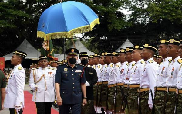 Tun Juhar memeriksa perbarisan pasukan keselamatan pada pelancaran Sambutan Bulan Kebangsaan dan Hari Pahlawan di Padang Merdeka Kota Kinabalu, pada Ahad. - Foto Bernama