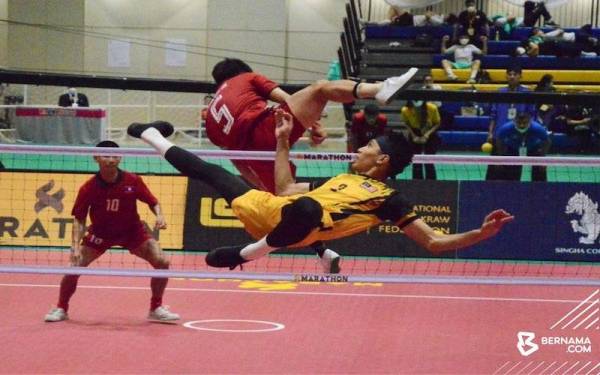 Antara aksi beregu sepak takraw lelaki negara pada final Kejohanan Sepak Takraw Dunia Piala Raja Thailand ke-35 selepas menewaskan Laos 2-1 di Bangkok, pada Ahad. - Foto Bernama