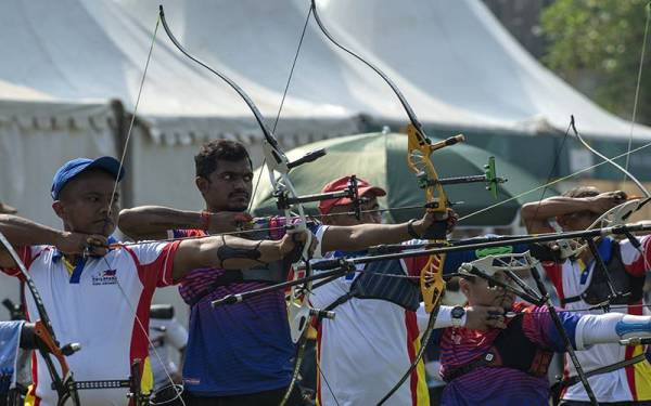 Suresh beraksi dalam acara recurve lelaki pada peringkat kelayakan pada Kejohanan Sukan Para ASEAN 2022 Solo di Stadium Kota barat, pada Ahad. - Foto Bernama