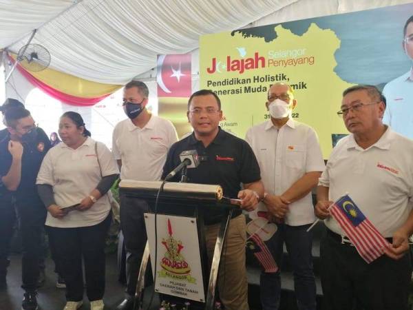 Amirudin ketika sidang akhbar Program Jelajah Selangor Penyayang daerah Gombak di padang awam Batu Caves pada Ahad.