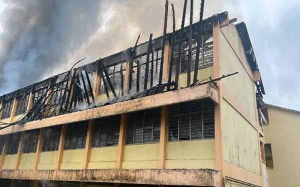 Keadaan bangunan asrama lelaki SMKA Pedas yang terbakar 80 peratus dalam kejadian kebakaran pada Ahad. - Foto Media sosial