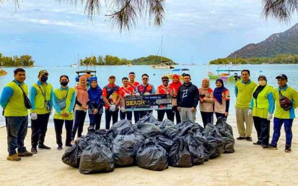 Ahmad Dzulkarnain (tengah) bersama sukarelawan mengumpul 0.5 tan sampah selepas membersihkan persekitaran Pantai Kok di Langkawi.