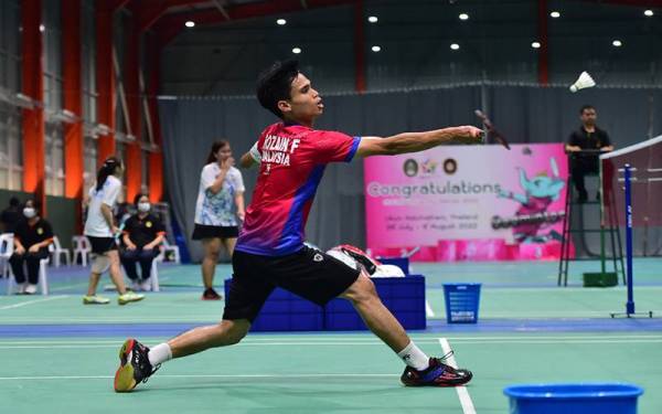 Faiz ketika beraksi di perlawanan akhir acara perseorangan lelaki di Dewan Badminton Universiti Ubon Ratchathani Rajabhat