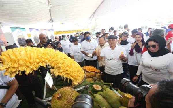 Ronald (depan, tiga dari kanan) merasai buah nangka ketika Program Media Tour MAHA 2022 di Serdang pada Ahad.